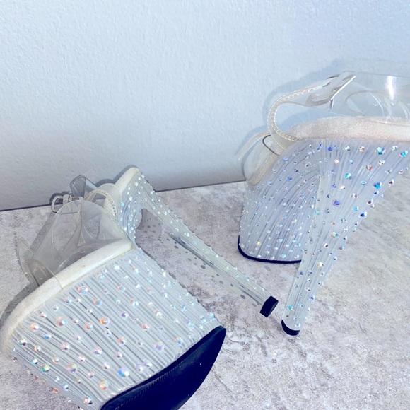 Pleasers - Picture 5 of 12